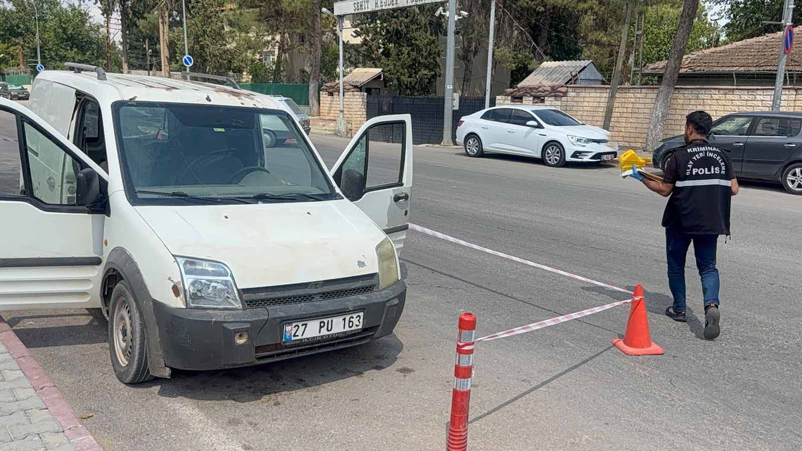 Araç içerisinde silahlı saldırıya uğrayan şahıs ağır yaralandı