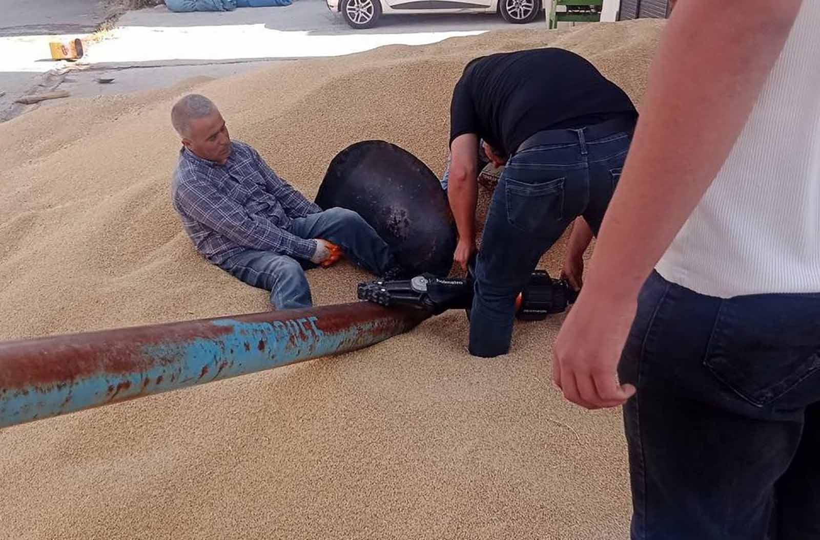 Ayağını hububat elevatörüne kaptıran kişi yaralandı