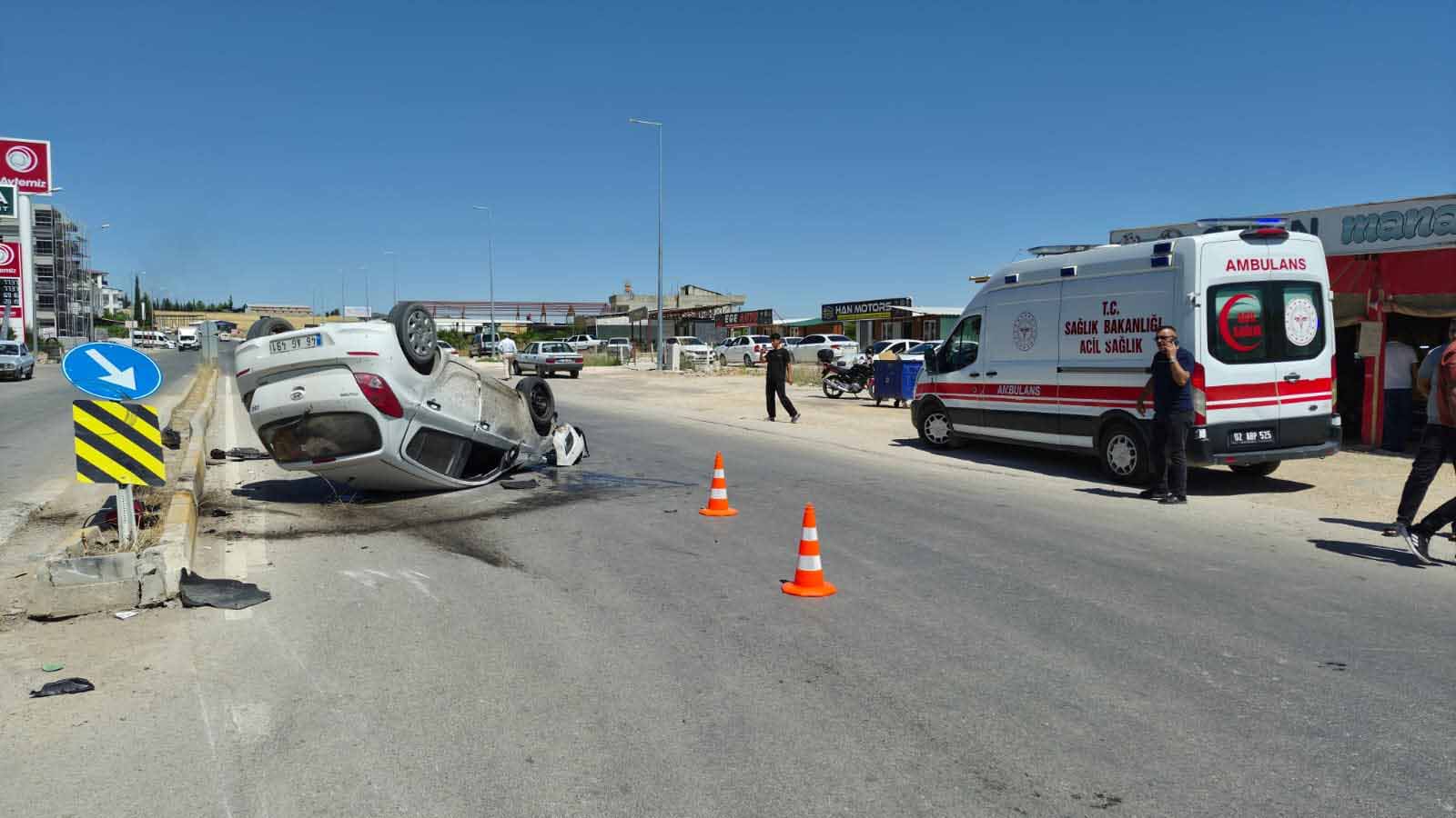 Bariyerlere çarpan otomobil takla attı: 1 yaralı