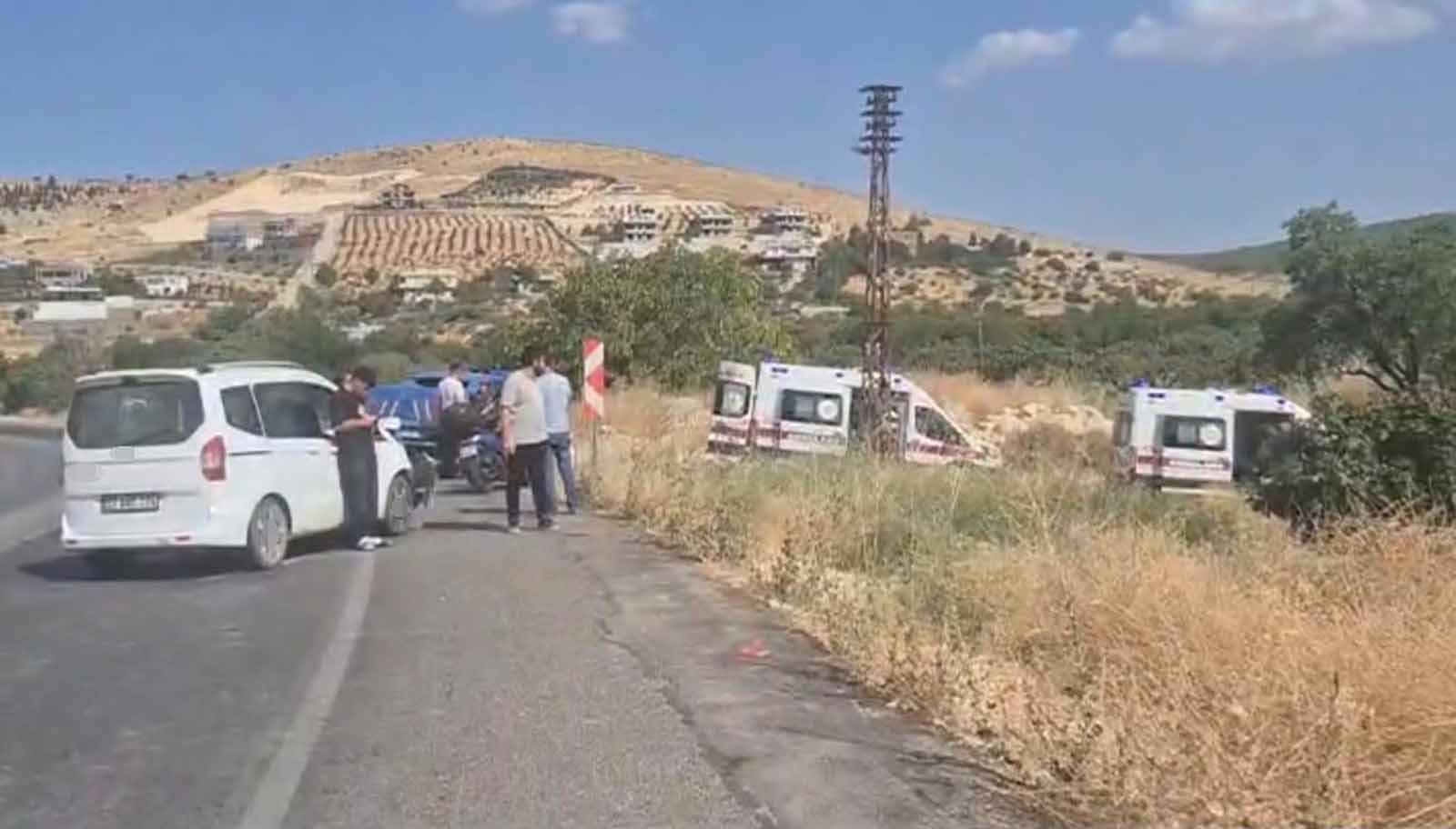 Gaziantep’te hafif ticari araç ile otomobil çarpıştı: 3 yaralı