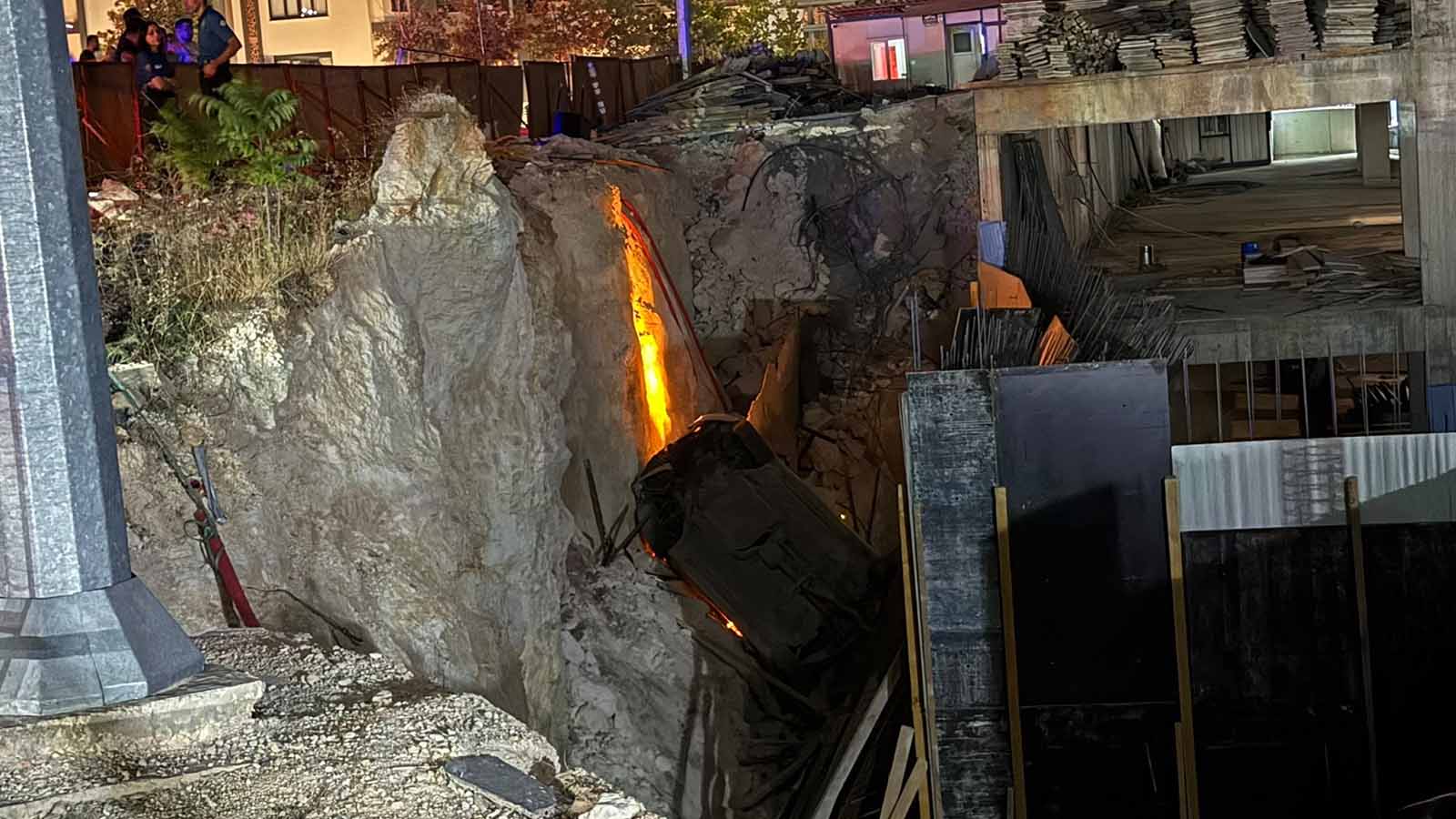 Gaziantep’te kaza sonrası savrulan araç inşaat çukuruna uçtu