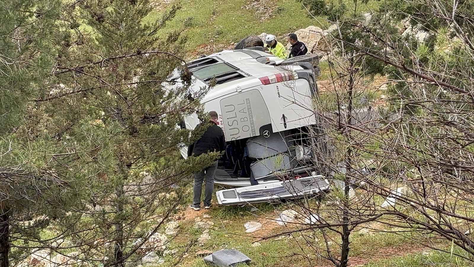 Gaziantep’te kontrolden çıkan işçi servisi şarampole uçtu: 16 yaralı