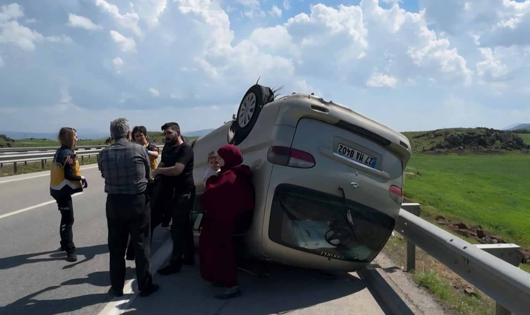 Gaziantep’te lastiği patlayan minibüs takla attı
