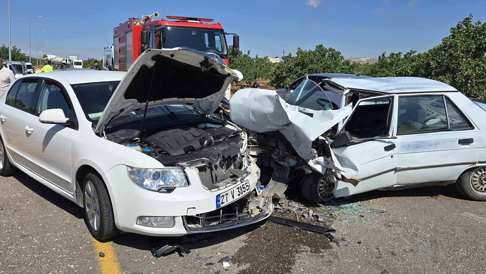 Gaziantep’te otomobiller kafa kafaya çarpıştı