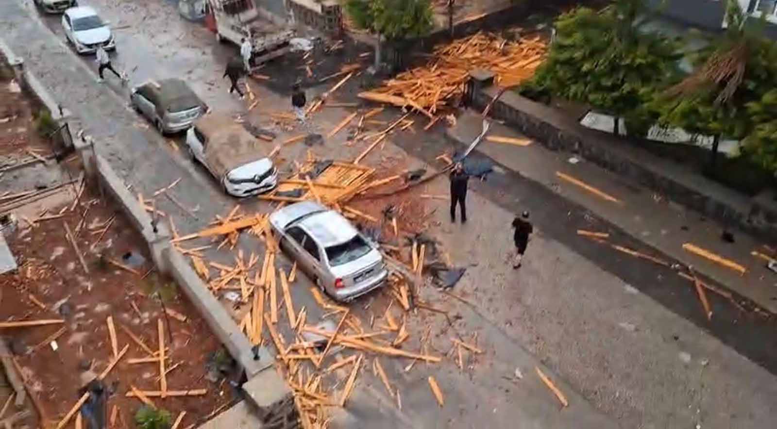 Gaziantep’te şiddetli yağış bir evin çatısını yıktı