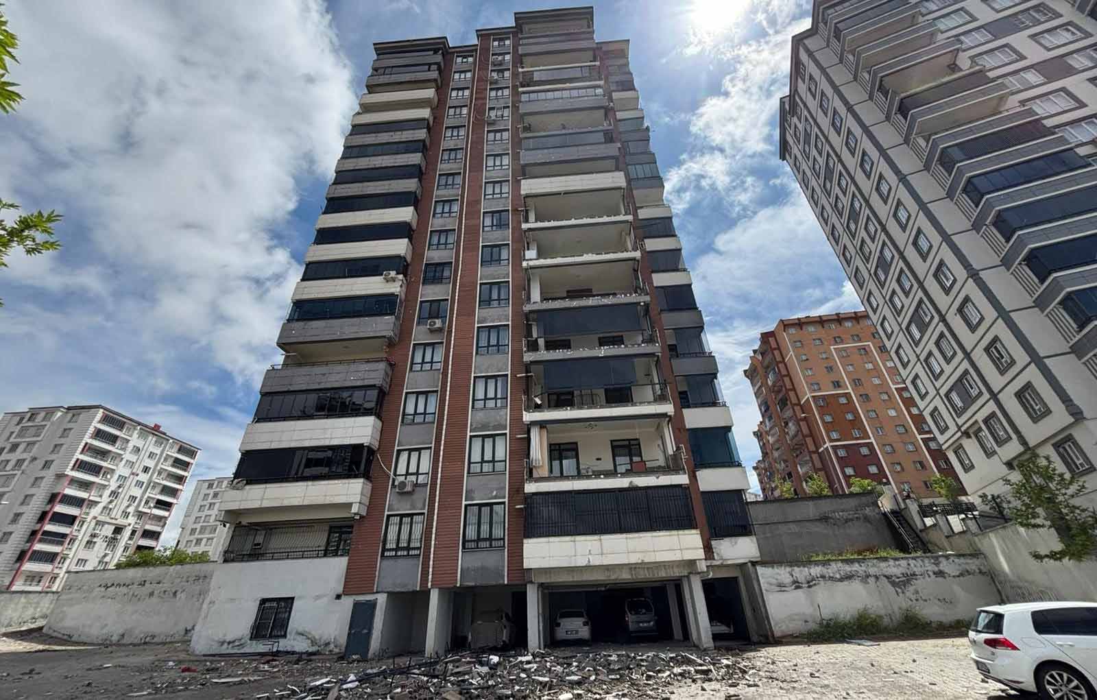Gaziantep’teki ‘süper hücre’ balkon duvarlarını yıktı, camları patlattı