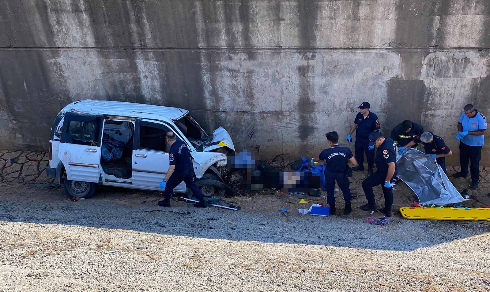 Kontrolden çıkan araç köprüden şarampole uçtu 2 ölü