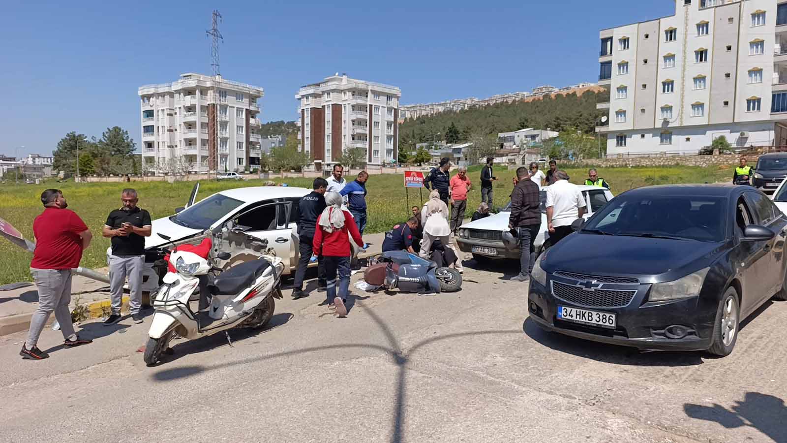Kontrolden çıkan otomobil ışıklarda bekleyen araçlara çarptı: 3 yaralı