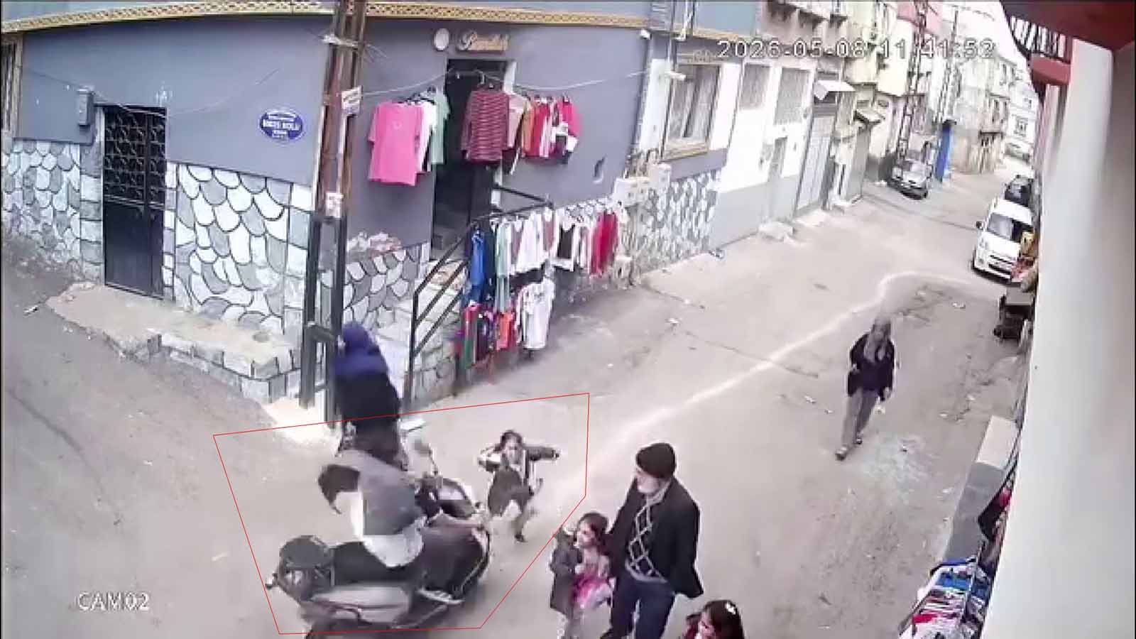 Motosiklet küçük kıza çarpıp kaçtı