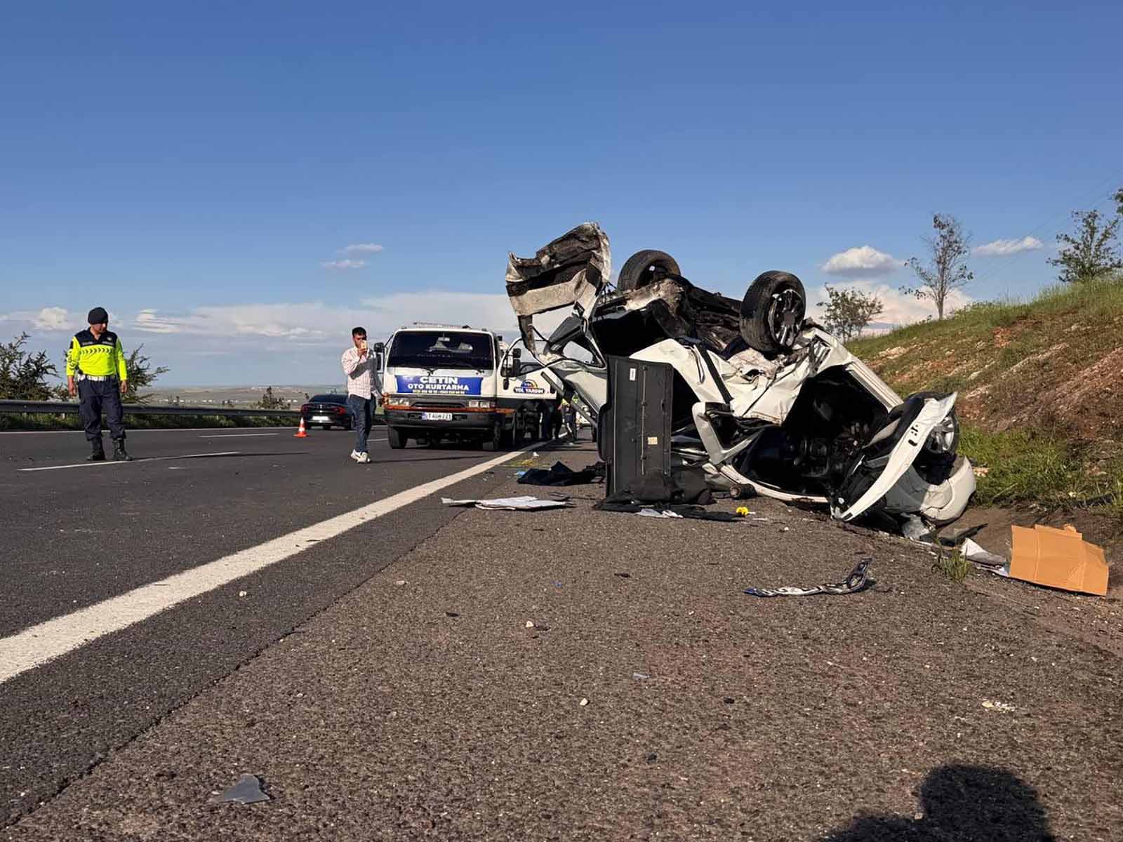 Şanlıurfa’da hafif ticari araç otomobille çarpıştı: 3 ölü, 5 yaralı