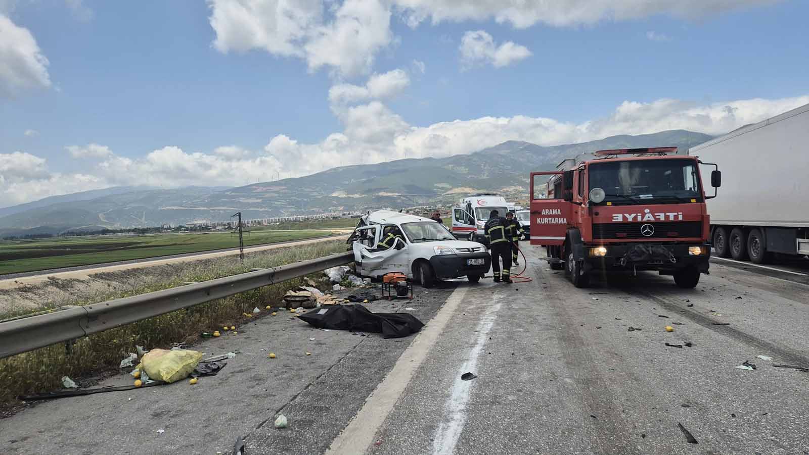 TAG Otoyolu’nda tır hafif ticari araca arkadan çarptı: 2 ölü, 2 yaralı