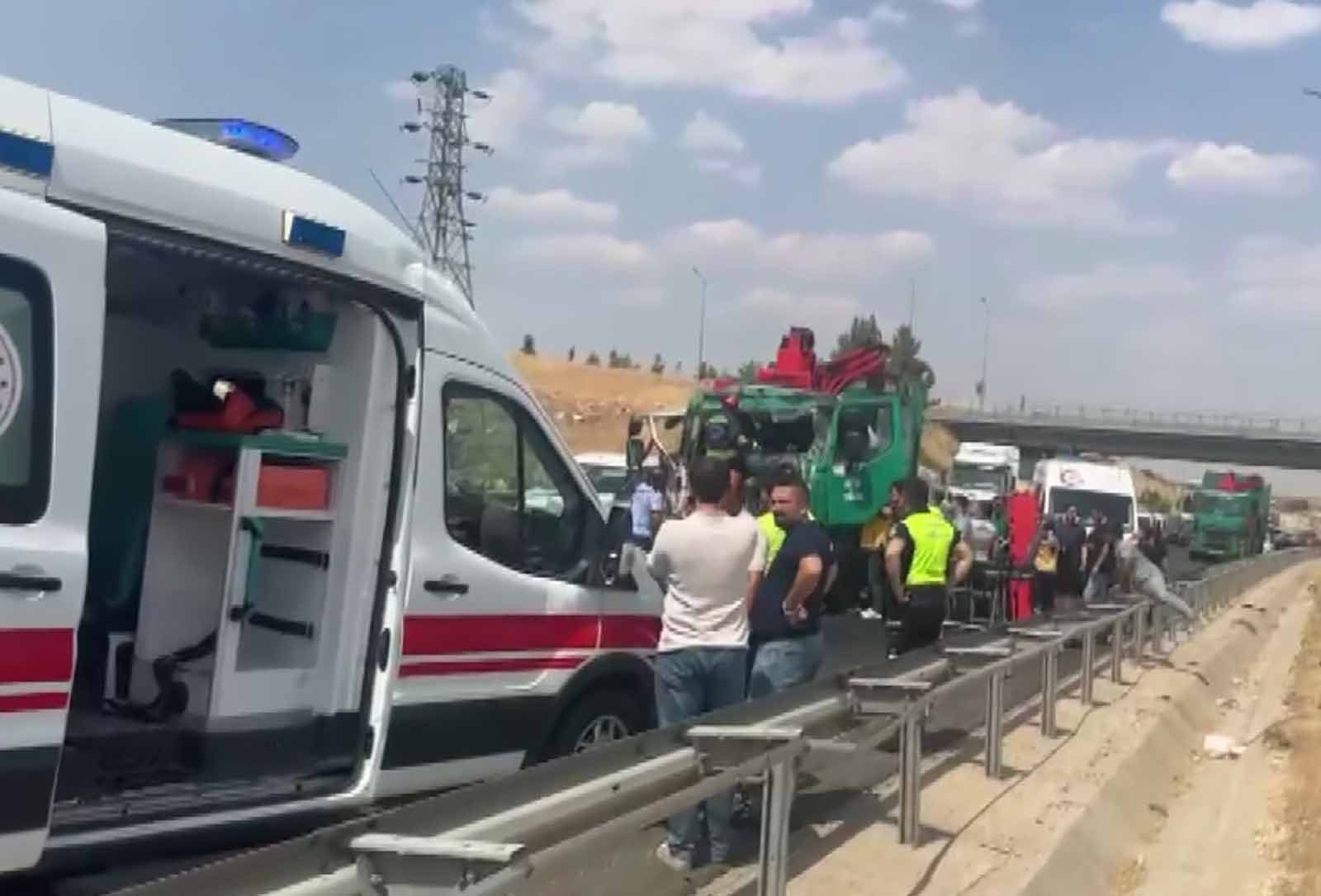 Tıra arkadan çarpan çöp kamyonunun sürücüsü ağır yaralandı