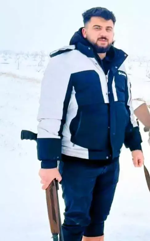 Avda kuzeninin silahından &ccedil;ıkan sa&ccedil;malarla &ouml;ld&uuml;