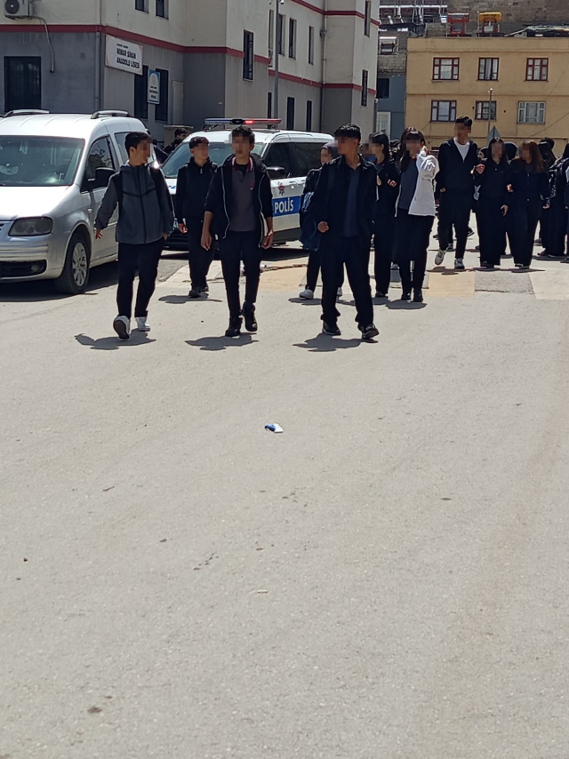 Gaziantep'te lise &ouml;n&uuml;nde kurusıkı tabancalı saldırı paniği