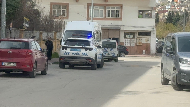 Gaziantep'te lise &ouml;n&uuml;nde kurusıkı tabancalı saldırı paniği