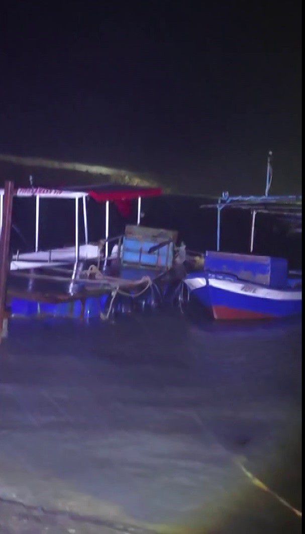 Hatay'da kuvvetli fırtınayla deniz taştı, iş yerleri zarar g&ouml;rd&uuml;