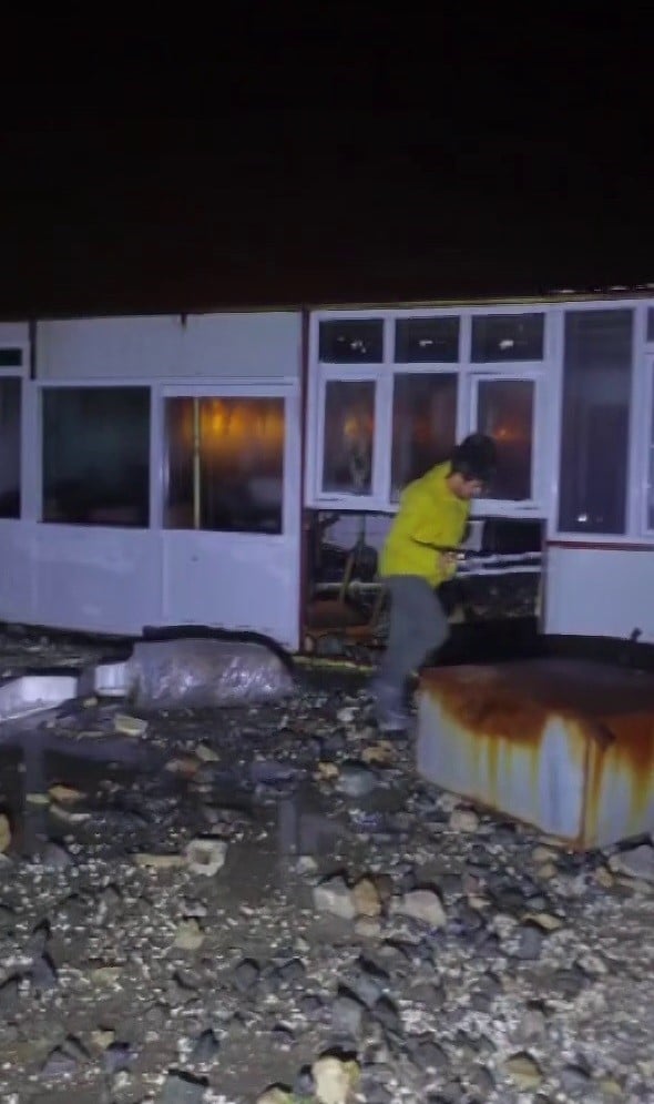 Hatay'da kuvvetli fırtınayla deniz taştı, iş yerleri zarar g&ouml;rd&uuml;