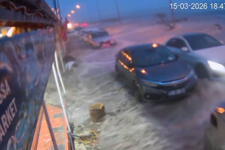 Hatay’da kuvvetli fırtınayla deniz taştı, iş yerleri zarar gördü