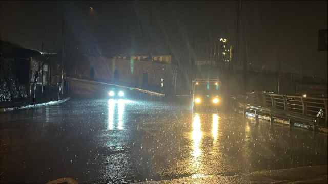 Hatay'da kuvvetli fırtınayla deniz taştı, iş yerleri zarar g&ouml;rd&uuml;