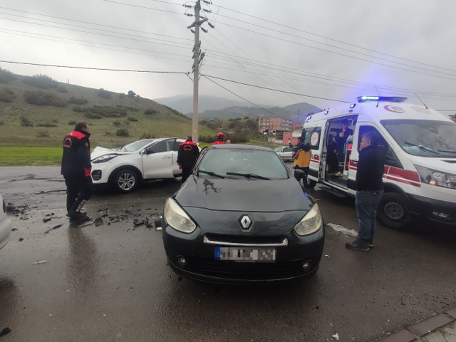 Kaza değil resmen can pazarı! 4 kişi ara&ccedil;ta sıkıştı