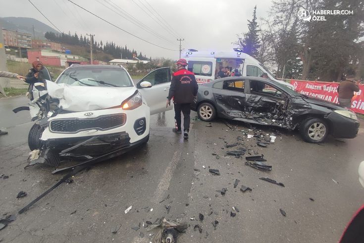 Kaza değil resmen can pazarı! 4 kişi araçta sıkıştı
