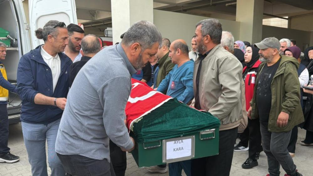 &Ouml;ğrencilerine siper olan Ayla &ouml;ğretmenin cenazesi ailesine teslim edildi