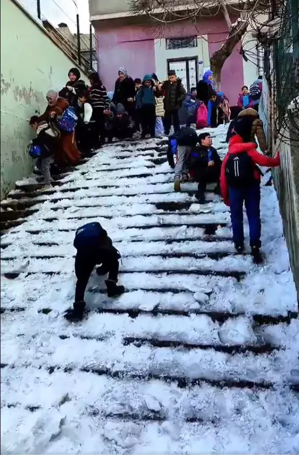 Okul merdiveni buz pistine d&ouml;nd&uuml;, Şahinbey Belediyesi olan bitene kayıtsız