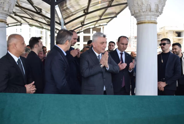 Okul saldırısında evladını kaybeden babadan y&uuml;rek yakan &ccedil;ağrı: Gelemeyeceğim, oğlumu yalnız bırakmayın