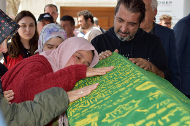 Okul saldırısında evladını kaybeden babadan y&uuml;rek yakan &ccedil;ağrı: Gelemeyeceğim, oğlumu yalnız bırakmayın
