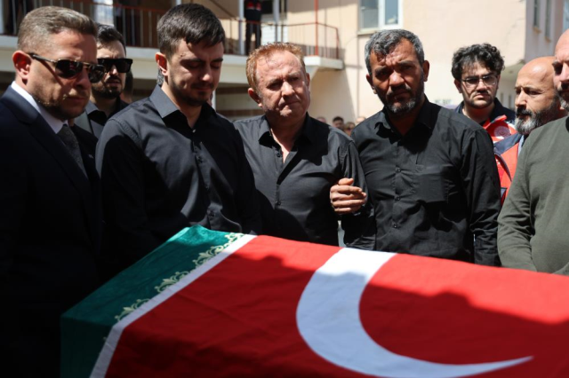 Ayla &Ouml;ğretmen'in cenazesinde kahreden olay! Eşi tabut başında fenalaştı