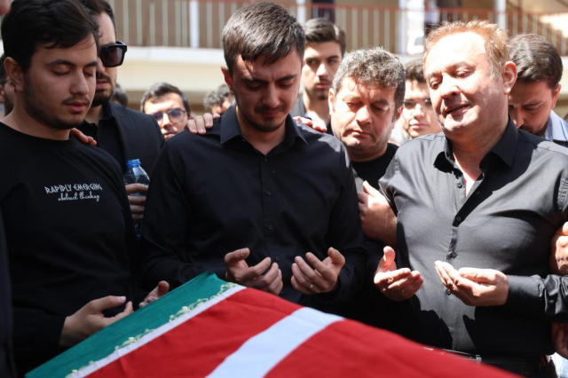 Ayla &Ouml;ğretmen'in cenazesinde kahreden olay! Eşi tabut başında fenalaştı