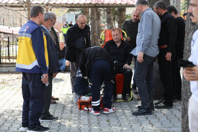 Ayla &Ouml;ğretmen'in cenazesinde kahreden olay! Eşi tabut başında fenalaştı