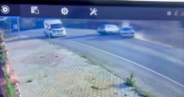 Virajda iki otomobil birbirine girdi: 1 &ouml;l&uuml;, 1 yaralı